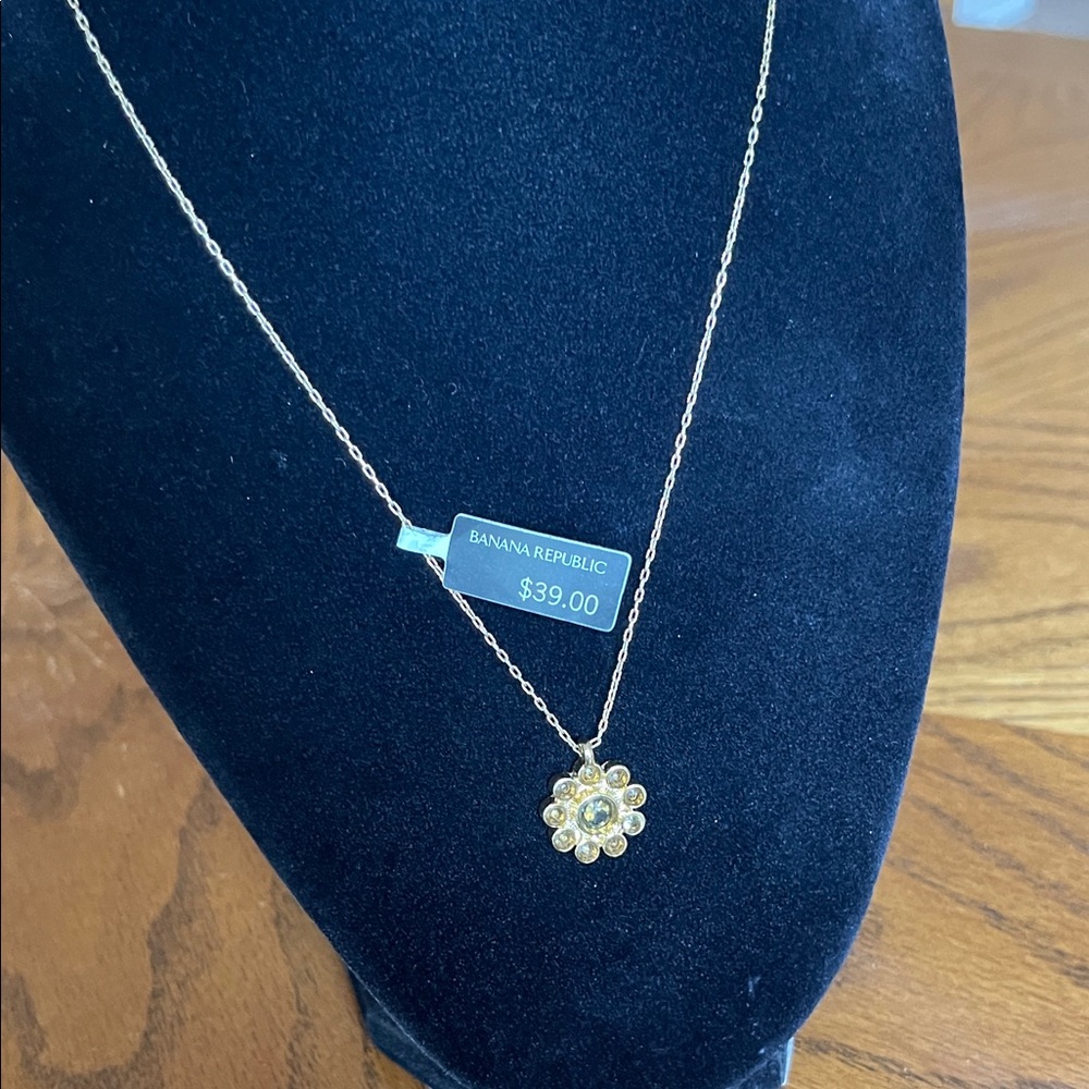 Banana Republic Gold Flower Cluster Pendant Necklace - Picture 4 of 5